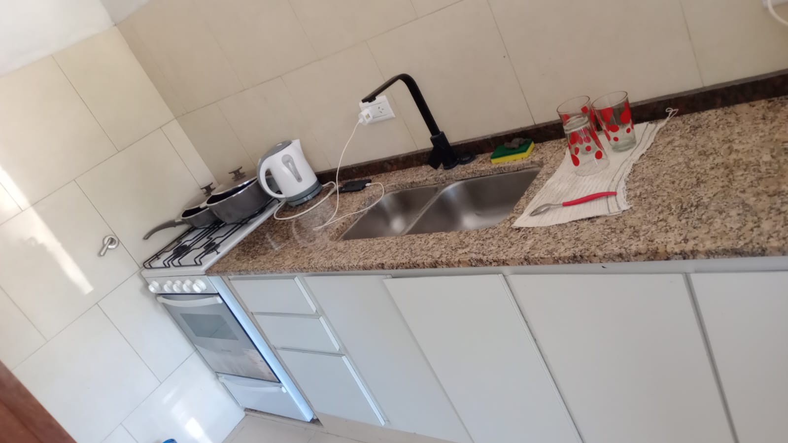 Cama simple en habitacion